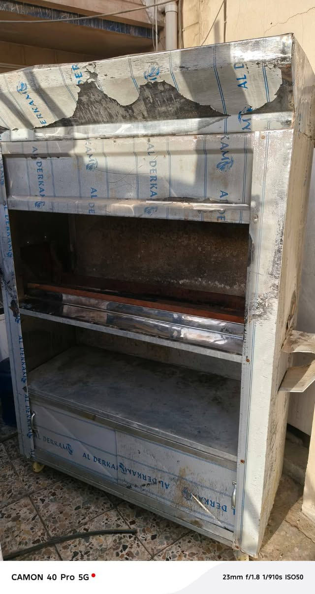 مكلف بالنشر للتوضيح 
يتوفر اغراض مطعم 
عارضه عدد 2 اليوكر الاصلي 
سعر الوحده 225 الف 
مجمده جديده مستخدمه قليل سعرها 300 الف 
منقله شوي حجم كبير 150 الف 
كريل همبركر نظيف سعر 125 الف 
شوايه مال كص سعرها 200 الف 
رقم الهاتف *********** 
عنوان بغداد حريه دور نواب ضباط شارع المشجر
