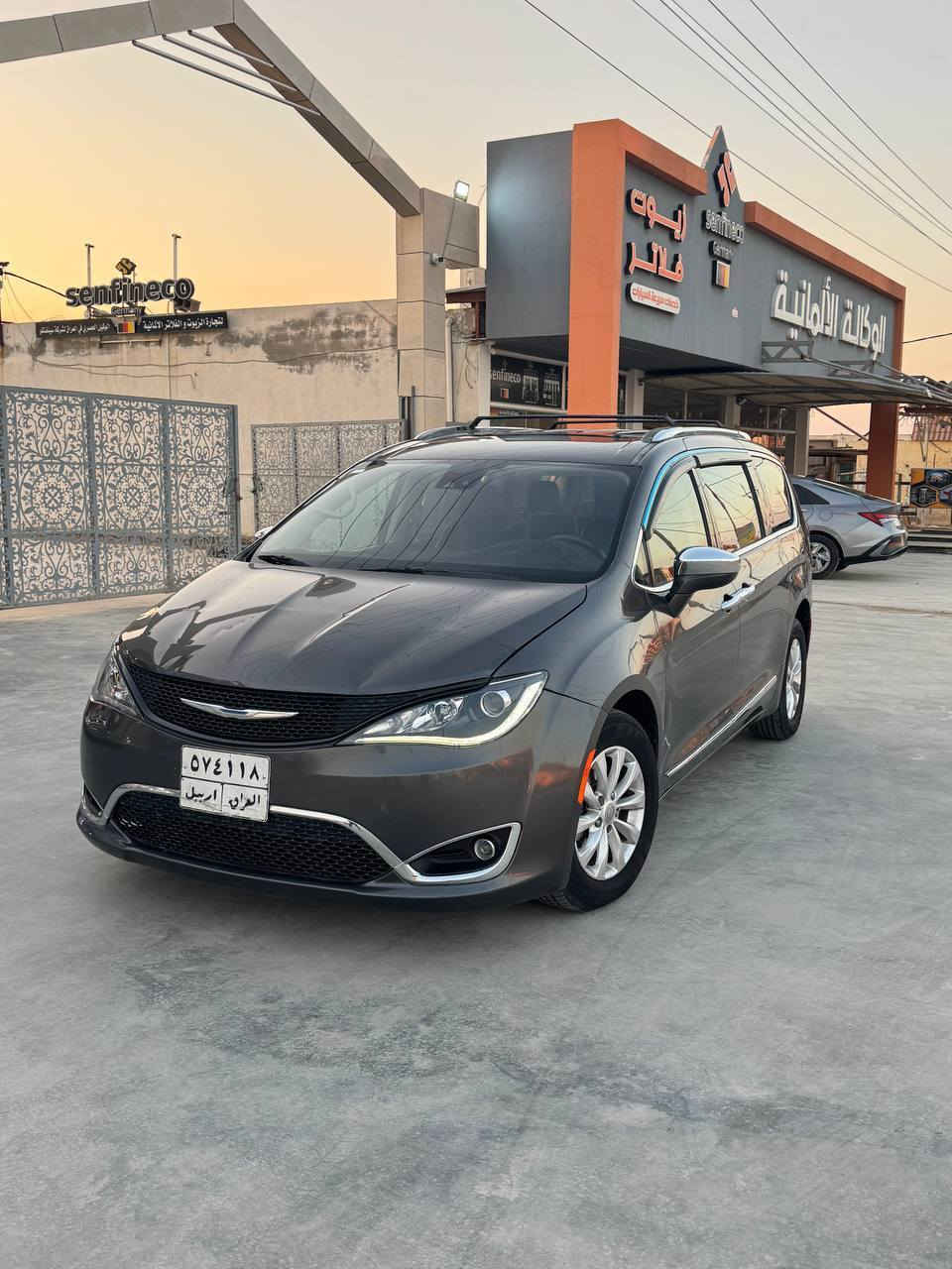 السلام عليكم للبيع كلايسلر باسفيكا موديل2018 رقم اربيل سنويه منتهيه قبل شهرين تحويل او وكاله مضمون السعر 138بيع مستعجل السياره بيه جاملغ بحادث أمريكا وهنا بيه جاملغ وباب السياره جاهزه من كلشي محرك كير تبريد حداديه تأيرات السياره فول مواصفات بيبان كهرباء كشنات جلد كشن كهرباء 7راكب كشنات بلع حساس خلفي شاشه كامره دوار رادار جانبي مكان السياره الديوانيه ***********
