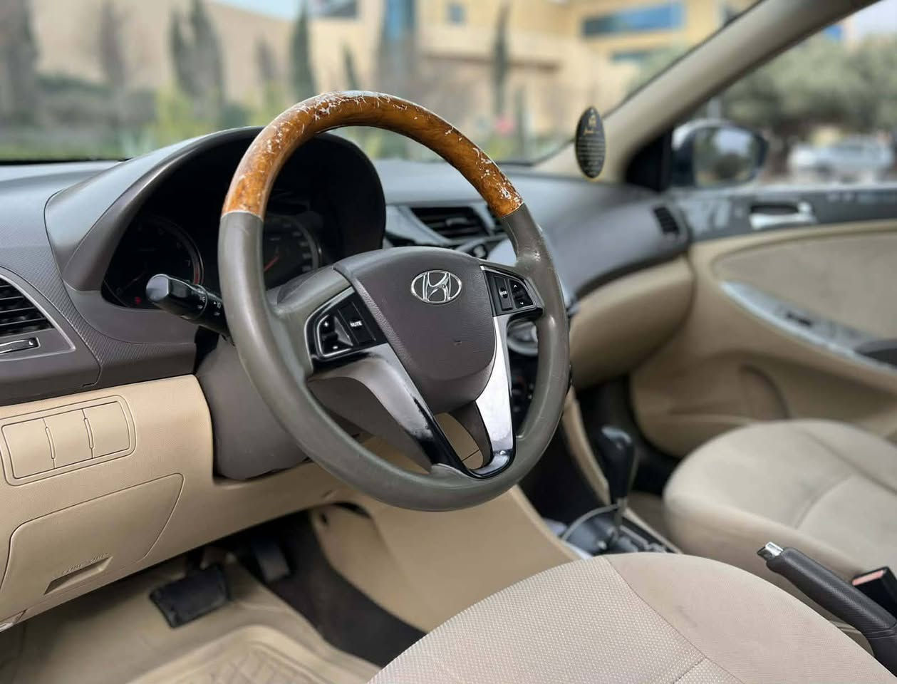 هۆندای ئەکسێنت ٢٠١٣
مواسەفات خلیجی ناو زەرد
مەکینە ١٦
گێڕ ئۆتۆماتیک و عادی
١٠٧هەزار  کیلۆمەتر ڕۆشتووە
بە شەرتی گێڕ و مەکینە
******************
فوول مواسەفات
سلایت
سوکان ڤۆلیۆم
٥ کەلە و ٥ ویل کەپ
سپی بەفری
بێ بۆیاخ 
ساردێکی بچووکی هەیە
تەحویل و غەرامە بە شەرت
هیچ مەسرەفێکی تێدانیە
شوێن سلێمانی
***********
