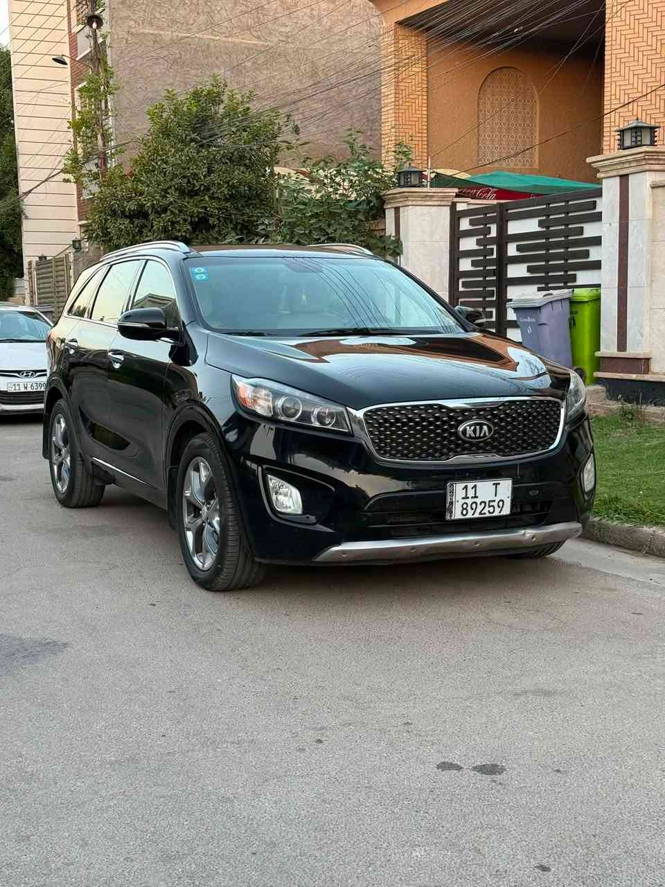 كيا سورنتو موديل 2016 امريكيه
السياره اني استوردتها بسنتها عله ايدي
حادثها دعاميه خلفيه وطخه صغيره بقبغ الجنطه
ارباك سليم ، قبغ جنطه مبدل نفس اللون بدون صبغ

السياره فئتها SX مكينه 6 سلندر 3300 
7 راكب 3 قطع تبريد كشنات تدفئه
بصمه بنوراما كشنات جلد ماشيه 99 ميل

جاهزه نظيفه دائما اسويلها صيانه دوريه
فقط صار عندي بيها كازكيت وسويته شغل درجه اولى

السعر 168 ورقه للاتصال *********** 
مكاني بغداد حي الخضراء
