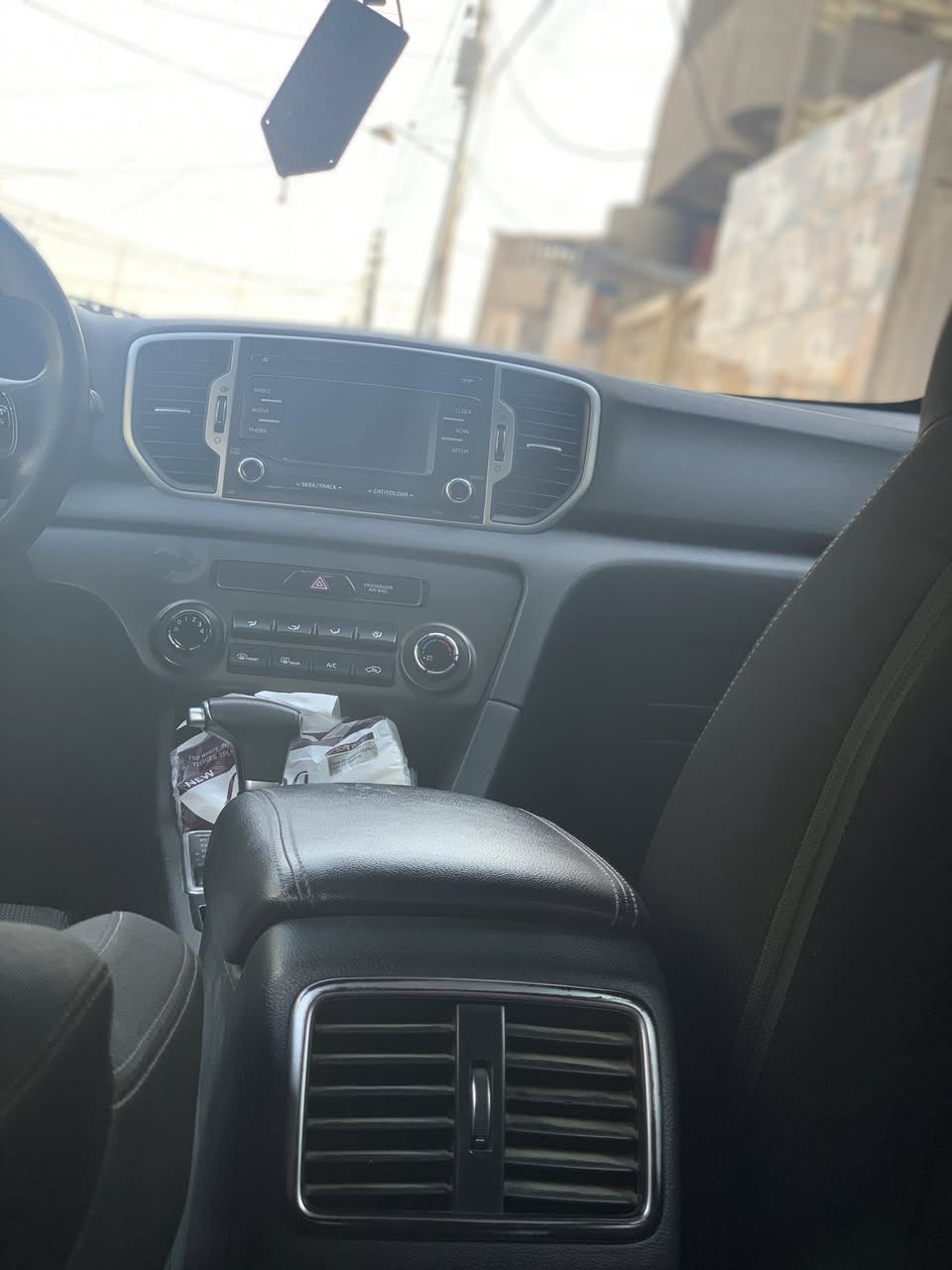 كيا سبورتاج 2019 فئة FE.
الحادث مرفق بالصور فقط بنيد صبغ و الباقي كفالة
✔️ مواصفات أمريكية.
✔️ ماشي (59الف)ميل فقط.
✔️ محرك 2.4 لتر قوي واقتصادي.
✔️ دفع رباعي.
✔️ (كامرة خلفية. تبريد قطعتين شاشة اعطال.).
السعر: (163) قابل للتفاوض المعقول. 
 (***********)."
