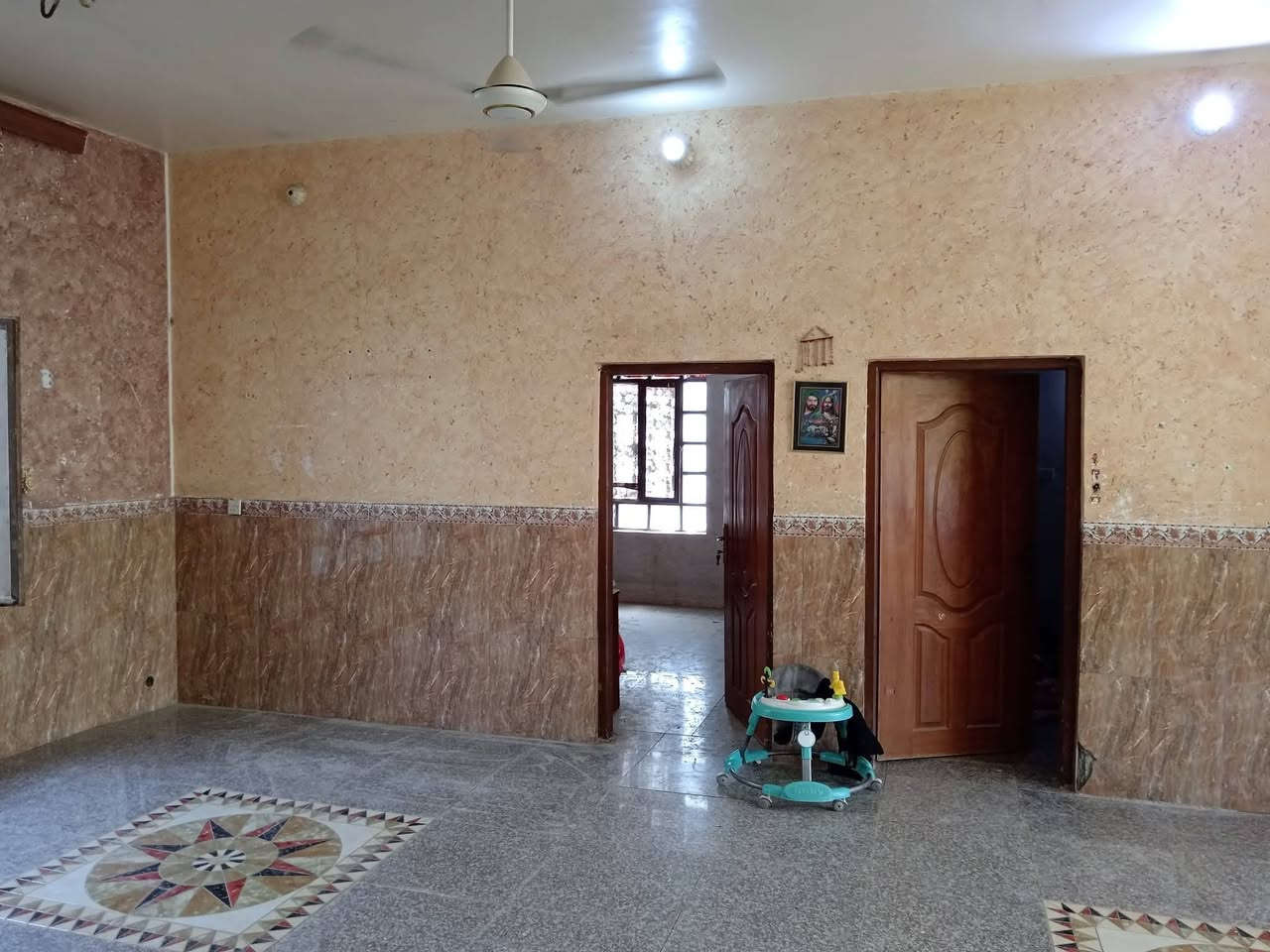 السلام عليكم عندي ارض نصف دونم للبيع تحتوي على دارين الأول حديث بناء طابوق والسقف صب كونكريت مساحة البناء 260 م والثاني بناء قديم مساحته 160م سند 25 الواجهه 14م والنزال 80 م ويحتوي على واجهه تقريبآ 500 متر تگدر اتسويهه بستان او مظيف للزوار يقع في السياحي منطقة الدعوم على التبيلط مباشر سعره 130 مليون وبي مجال ونگدر انبيعلك بيت واحد وكلمن وسعره
منطقه جميله جدآ وناسهه اجمل. للأستفسار 
***********
