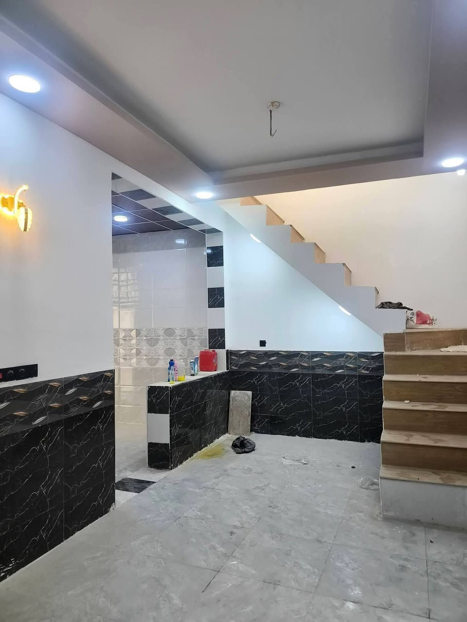 100متر مربعه غرفتين بسعر 43 وبي مجال العنــــوان #النجف شارع المطار مقابيل ملحق قريه الغدير للستفار ***********او مراسله واتساب ***********
