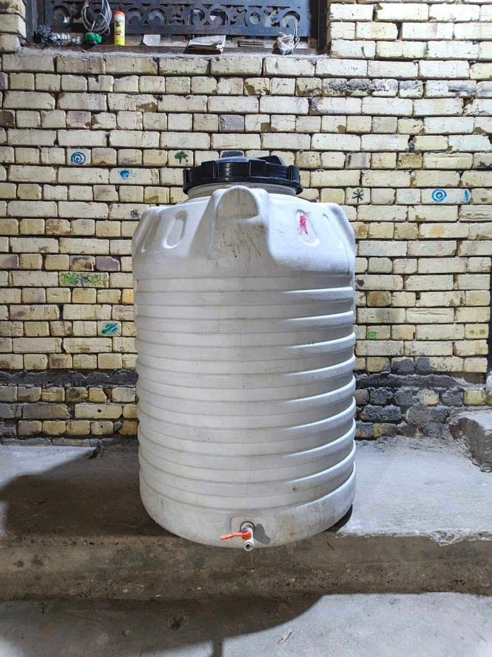 نص طن بي ثقب زغير لزگته ورجع يخر.
السعر 30 ألف 
***********
