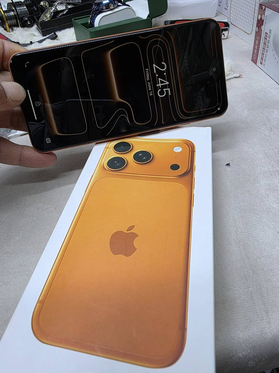 ايفون 17 برو متكسر كوبي ماستر 
ذاكره 512 جديدة لوك عراضه كامل مامفتوح ولا مشتغل أبدا فحص لان طلعت الي بالأمازون 
175 الف سعرها 
***********
أو أتفضل خاص
