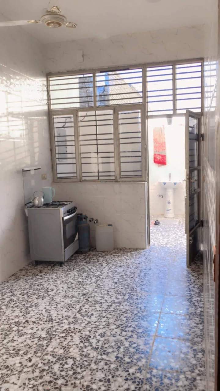 سلام عليكم بيت للبيع في حي دجله قرب المدرسة المساحه 100 طابقين سند 25  ***********
