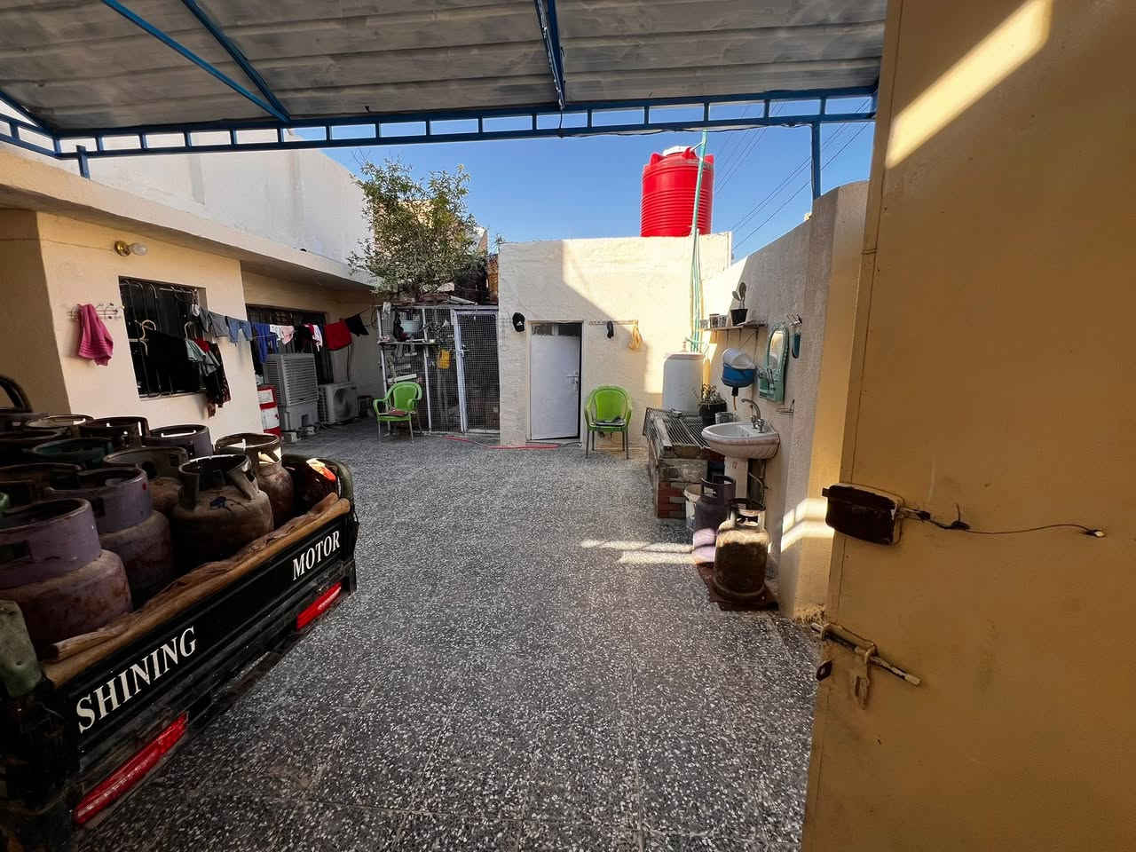 ألسلام عليكم بيت ٢٠٠ متر طابقين يتكون من استقبال وغرفةنوم وهول ومطبخ وحمامات داخليه وخارجيه والطابق الثاني غرفتين ومطبخ وحمام وصاله جبيره وطارمه جبيره السعر ١٦٠ وبي مجال قليل حي العسكري قطاع ١٧ قرب مدرسة الصديق ***********
