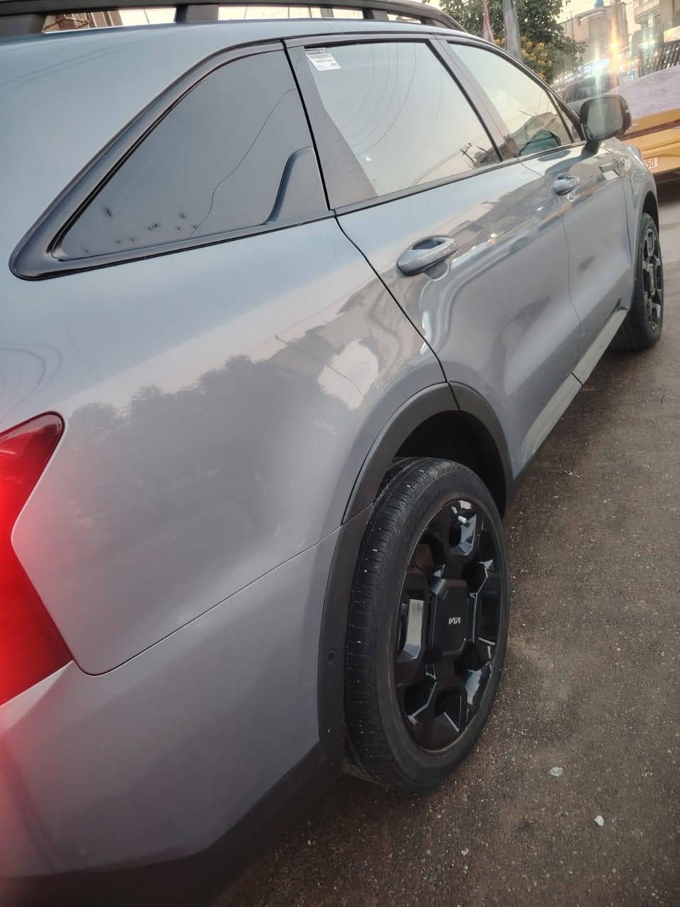 سورنتو 24 SX برستيج
1-فور ويل
2- بصمة تشغيل و أبواب 
3-سقف بانوراما
4- شاحن لاسلكي
5- انارة داخلية لد
6- كشنات جلد كهرباء وتدفئة تبريد
7- تدفئة مقود
8- تحديد مسار وسرعة 
9- اوتو هولد
10- رادار مع كامرلت 360 درجة
11- مقاعد VIP
12- خمس وضعيات قيادة
13- صندوق كهربائي
14- تشغيل عن بعد
15 - مكينة 2500 تيربو
السيارة وارد امريكي دخلت للعراق شهر 9 ماشية حاليا 12500 km وبعد هواي بيه مواصفات حادثها كما موضح بالصور بدون ايرباك
السعر 320 ألف وبيه مجال
***********
