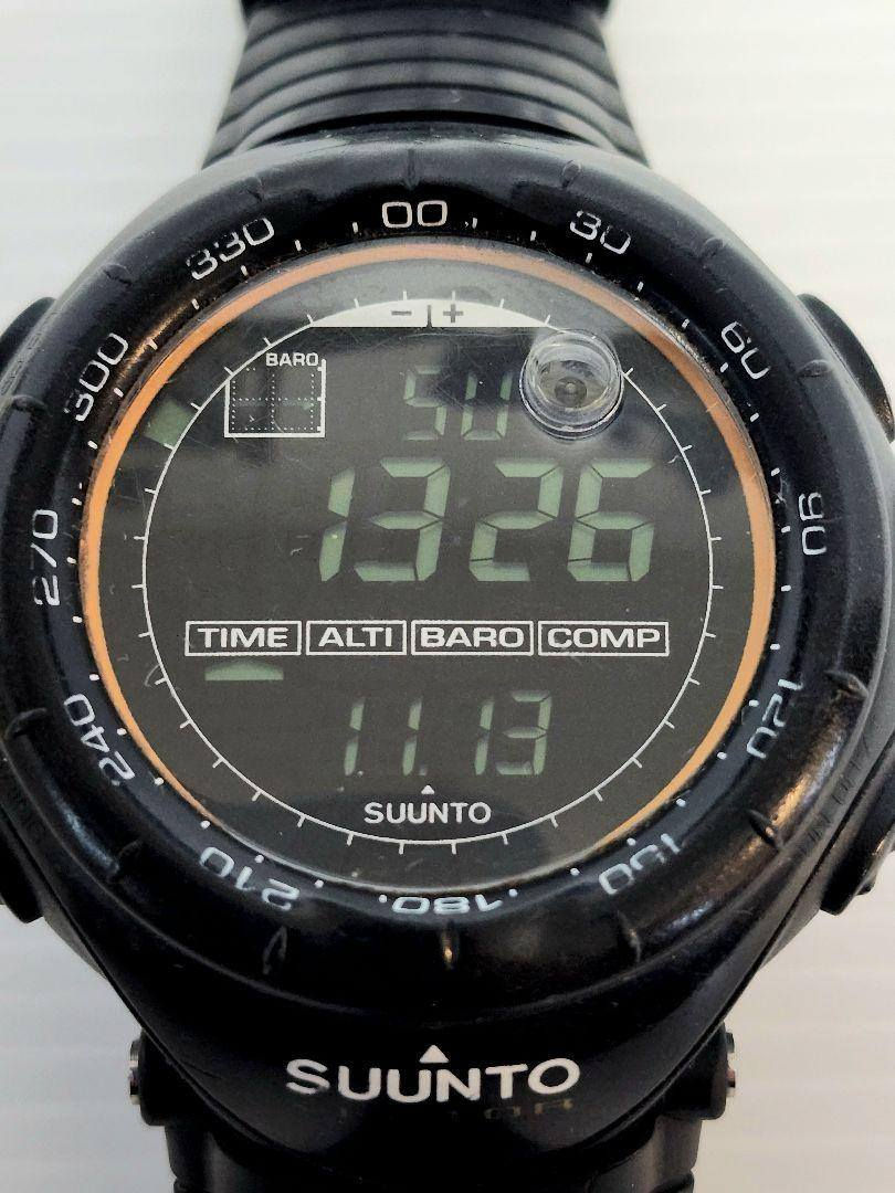 ساعة Suunto Vector، وتحديداً إصدار XBlack الذي يتميز بإطار أسود وشاشة رقمية معكوسة (خلفية سوداء وأرقام فاتحة). تُعد هذه الساعة من أشهر الساعات المخصصة للأنشطة الجبلية والبرية، وتُعرف بوظائفها الأساسية الثلاث (ABC): الارتفاع، الضغط الجوي، والبوصلة.
￼Suunto +3

المواصفات والوظائف الرئيسية

تتضمن الساعة مجموعة واسعة من الأدوات المخصصة للمغامرين: 

￼Suunto +1

مقياس الارتفاع (Altimeter): يقيس الارتفاع حتى 9000 متر (29,500 قدم)، مع إمكانية قياس سرعة الصعود والهبوط.

مقياس الضغط الجوي (Barometer): يعرض الضغط الجوي الحالي ودرجة الحرارة، كما يتضمن مؤشر اتجاه الطقس للتنبؤ بالتغيرات الجوية.

بوصلة رقمية (Compass): تسترشد بالنقاط الأصلية وتتضمن ميزة تعديل الانحراف المغناطيسي لزيادة الدقة.

وظائف الوقت: تشمل الوقت (بصيغة 12 أو 24 ساعة)، والتقويم المبرمج حتى عام 2089، وثلاثة منبهات يومية، وساعة إيقاف، ومؤقت عد تنازلي.

التصميم والمتانة: الإطار والهيكل مصنوعان من مواد مركبة (Composite) مع زجاج من الأكريليك، وهي مقاومة للماء حتى عمق 30 متراً. 

￼suunto apac +4

معلومات تقنية

البطارية: تستخدم بطارية من نوع CR2430، وهي قابلة للاستبدال بسهولة من قبل المستخدم.

الإضاءة: مزودة بإضاءة خلفية كهربائية (EL) لسهولة القراءة في الظلام.

الوزن: خفيفة الوزن حيث تزن حوالي 54 غراماً فقط. 

السعر 75 الف مع التوصيل


**إذا كنت صاحب هذا الإعلان وتريد حذفه لأي سبب، رجاءا أرسل رسالة إلى الدعم الفني**