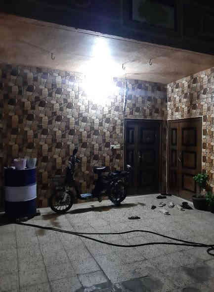 الدار للبيع في حي القادسية متكون من أربع غرف نوم طابقين الطابق الأول غرفة نوم واستقبال وغرفة ضيوف ثانية مع صالة وحمام ومطبخ والطابق الثاني ثلاث غرف نوم وحمام وسطحين القاط الأول الأرضية كاشي والقاط الثاني الأرضية سيراميك حتى السطح الأول سيراميك  المساحة للبيت ١٦٠ متر الوجه تقريبا ٩ونص والنزال ١٧ متر مع كراج وحديقة من جانبين والبيت ركن ومع البيت كاونتر تفصال مع غرفة نوم قاطين اخت الجديدة وهذا رقمي انا صاحب الدار (***********) طابو زراعي قرار ٢٥ وسعر البيت [١٣٠] وبي مجال للشراي
