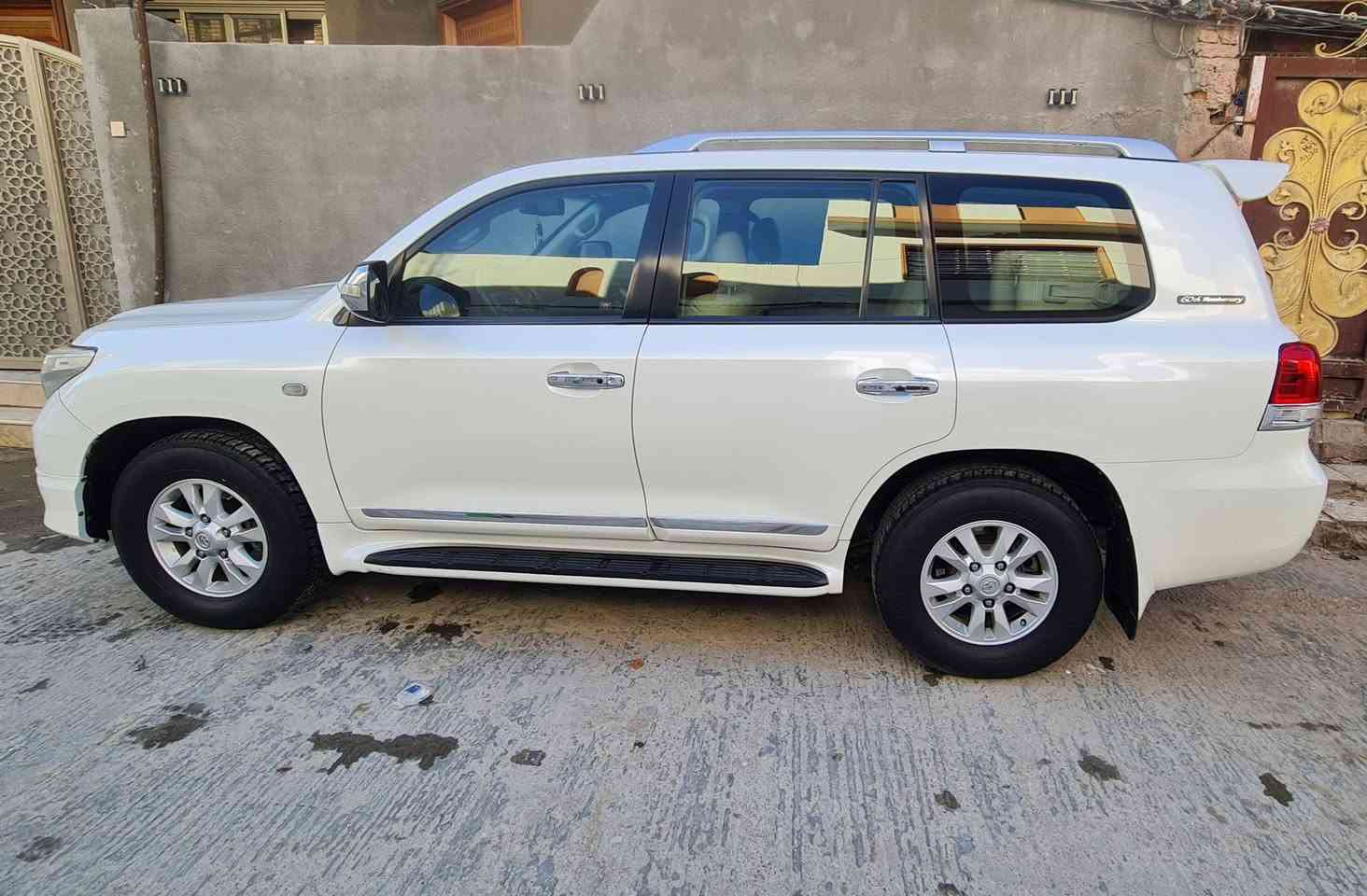 السلام عليكم للبيع لاندكروز ستينية اصل 11 فول مواصفات رقم بغداد  ماشية 192 الف السعر 000 33  السونار مرفق السيارة موجودة في واسط الكوت ***********
