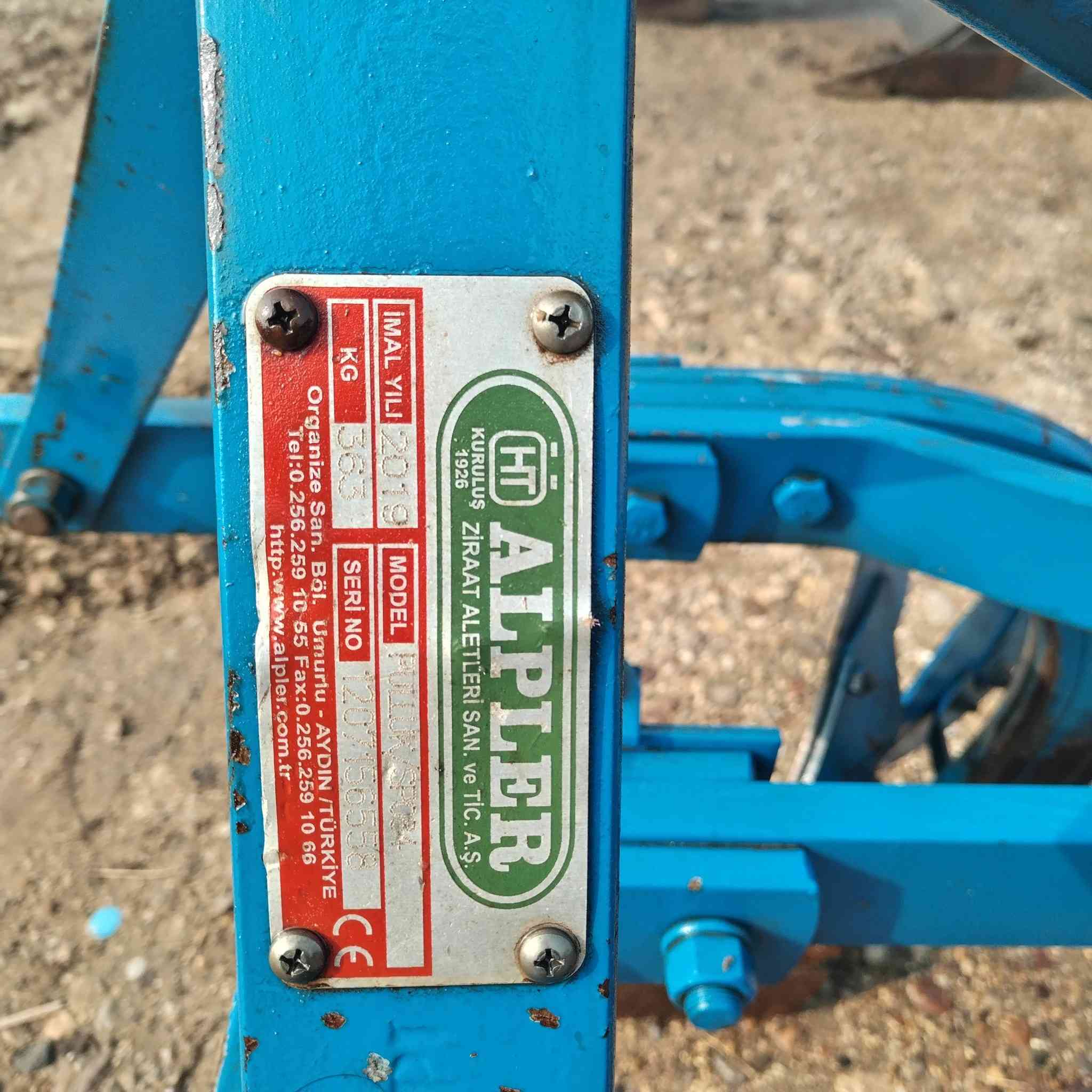 السلام عليكم 
للبيع فدان تركي البير حجم  ٨ رباعي 
العنوان واسط النعمانيه ***********
***********
