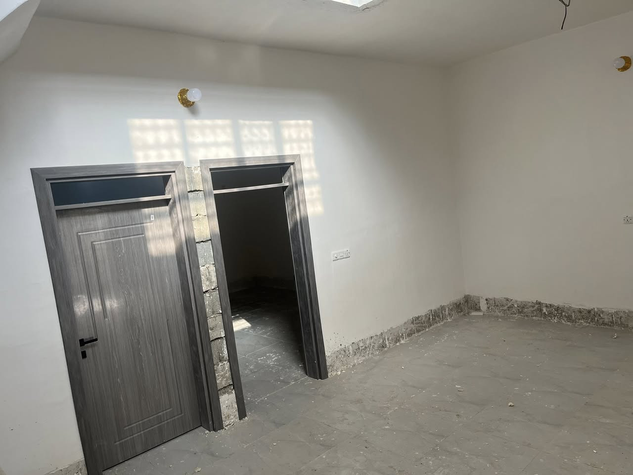 للبيع دار سند زراعي جديد 
الموقع - حي الامير الزراعي 

سنة البناء ٢٠٢٥ 

المساحه ١٦٥ متر 

يحتوي على 
،،،،👇👇👇👇👇👇

٢ غرفه نوم 
صاله مفتوحه 
استقبال 
مطبخ 
حصيات 
سطح 
سيراميك جداري وارضي 
للاستفسار 
*********** -***********
