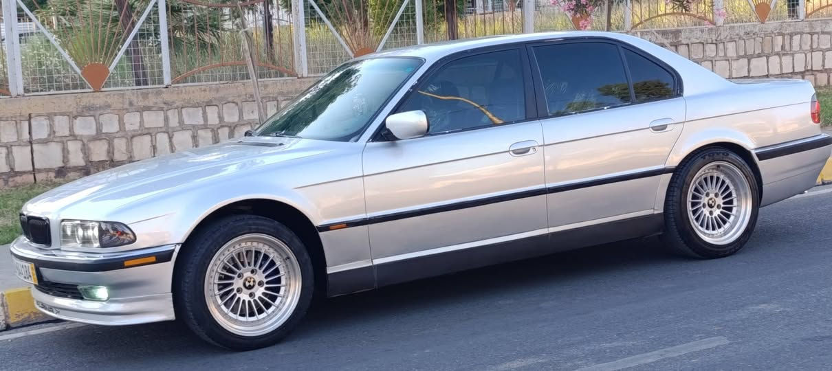 ‏((﷽))V8🚀 😈
فرۆشتن یان گۆڕینەوە
‏BMW E38 کاسیحە مۆدیل 1994 ئاڕم پلاستیک سلێمانی بەشەرتی ئەولیات و غڕامە گێڕ و مەکینەی ئەوروپی تازە لۆك 8 پستنی گێڕ عادی 
مواسەفات :
پەردە بیلاد  سندوق شەفت سلایت تەبریت  تاقم لایت کامل زینۆ و کامل بنی تازەیە چوار تایەو ویلی 18 ی لۆکی لەژێرە چەکووچ بەگیانیەوە نیە بۆیاخ عامە بۆ جوانی ناو خورفەی لۆک سەیارەکە لەسەر دەقی شەریکە مایتەوە بۆ زانیاری زیاتر تێل بکە*********** ڤایبەر وتسئاپ كويسينجاك, أربيل
