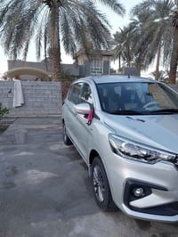 سيارة سازوكي نوع ارتيكا موديل ٢٠٢٠ لون فضي ٧ راكب تبريد قطعتين سيارة ح...