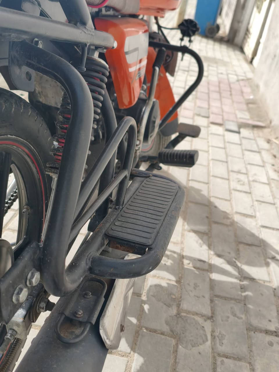 السلام عليكم دايون رقم وسنوية
موديل 2022 الوجبة الاولى الاصلي 
مكينة 150cc مبدل بوشة فقط 
الباقي كله بلادي دراجة تشتغل بصمة عن بعد+بيها سويج+بلاجكتورات زنون الاصلي 
دراجة ابيعها على حطتها لأن الدراجة متروكة 
*********** مكاني كربلاء حي العامل قرب مول الباقر
السعر 2.500 وبيها مجال
