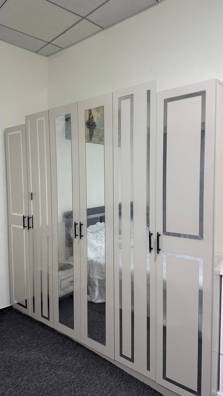 السلام عليكم غرفة نوم للبيع 5 قطع صارلي يومين من شديته بعده بالاشرطه محد مستعمل اي قطعه منه رايده ب500 وبيه مجال 
النجف الاشرف 
***********
