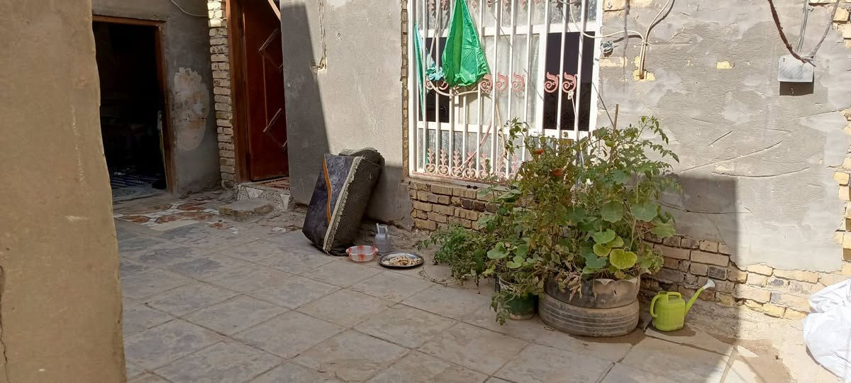 السلام عليكم  
بيت خلفي طابو مشترك باسمي احوله رأساً 80 متر بالطابو واقع حال اكثر من 90م بناء مكون من غرفتين ومطبخ وساحه كبيره تصلح صاله هول وحمامات العنوان سوق الشيوخ شارع موكب العقيله اول فرع من تنزل من جهة الصوره رابع بيت عن الشارع سعر 46 وبي مجال للشراي الاخلاء خلال فتره قصيره
واتساب ***********
