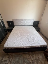 غرفة نوم للبيع تتضمن سرير مزدوج مريح مع مرتبة عالية الجودة، وجرار بثلا...