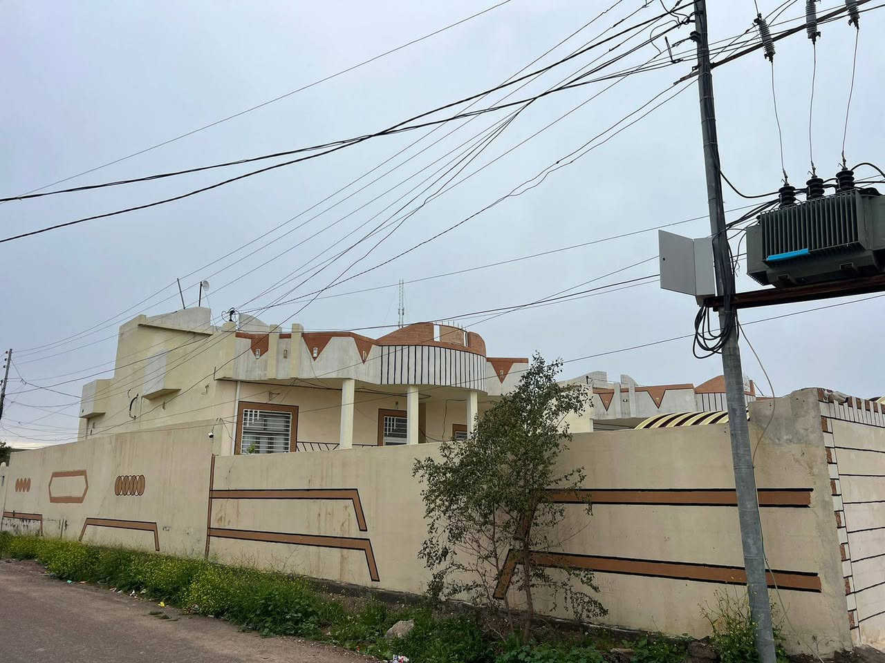 بيت ركن للبيع زراعي يحتوي على غرفتين نوم واسقبال ومطبخ حار بارد حمامات خارجيه وداخليه ومساحه الارض ٦٠٠ م يقع في حي السلام قبل سيطرة دخول قضاء العلم مع كافة محتوياته من اثاث وسبالت  وكاونترات حديثه السعر المطلوب ١٠٠ مليون للاستفسار الاتصال بالرقم ***********
