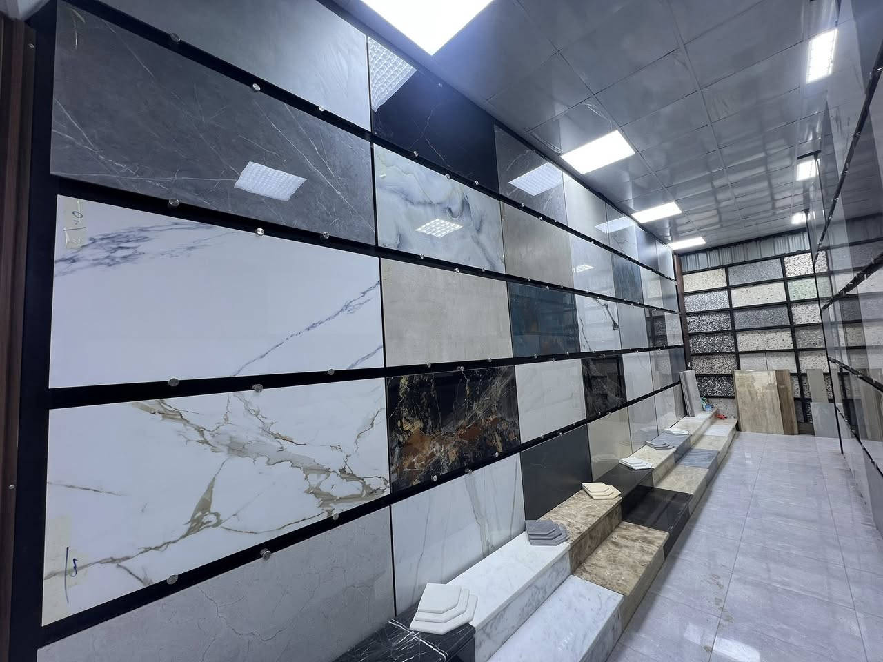 .              مــجــمــع الــــود 
          لتجاره السيراميك والمرمر

🔴 تجهيز كافه انواع المرمر التركي والعماني والايراني والمصري بجميع القياسات والالواح
🔴 تجهيز كافه انواع السيراميك الهندي والايراني والاسباني والسعودي والتركي بجميع القياسات 
🔴 تجهيز كافه انواع البورسلين الهندي والايراني والسعودي والتركي بجميع قياسات الالواح 
🔴 تجهيز كافه انواع البايات البورسلين والمرمر بجميع القياسات 
🔴 تجهيز كافه انواع الكاشي التركي والعراقي (شمالي و بغداد ) بجميع القياسات 
🔴 تجهيز كافه انواع المواد اللاصقه (كلكيم التركي و السوبر العراقي والالماني والجدار )
🔴 تجهيز كافه انواع الترايش الالمنيوم التركي والعضم عاج الثقيل 
(جمله و مفرد)

📍بغداد العامريه - شارع البصره - مقابل مجمع غيث الكناني للالبسة ومجاور شركة الرافدين للواجهات 

📞 للأستفسار اكثر الاتصال او مراسلة على الارقام التاليه:
***********
***********

يوجد خدمه توصيل لكافة المحافظات 🚚
