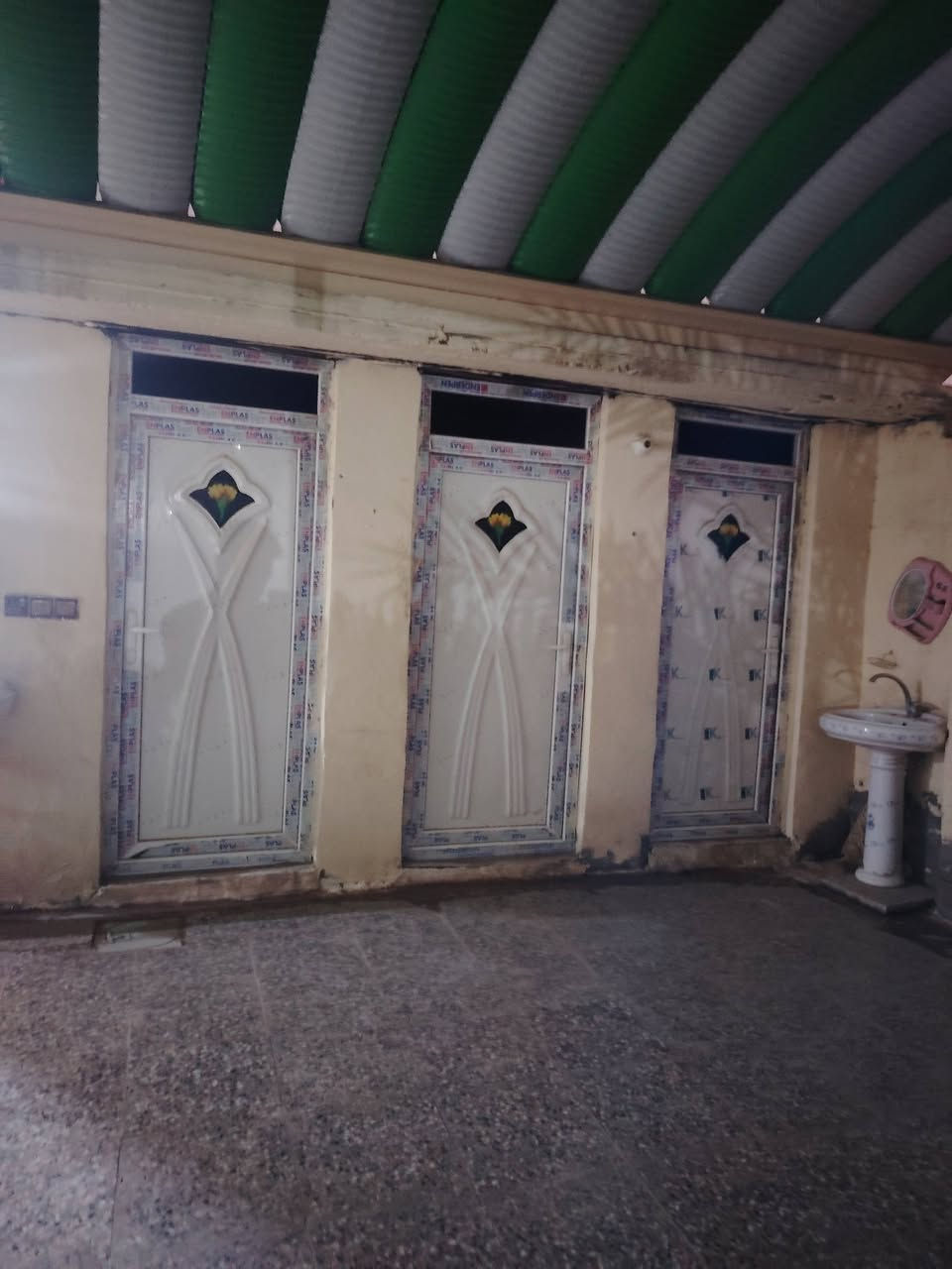 سلام عليكم  
((بيت  للبيع  في الدبله ناحية الابراهميه) 
مسحاة البيت الكليه 850 متر   مع قطعت ارض كما موضحه في التصوير  
يبعد عن الشارع العام 50متر 
يوجد فيه 4 غرف نوم 
2في الطابق الارضي 2في الطابق الثاني  
مجمع صحيات خارج البيت  
ومجمع صحيات داخل البيت  
يوجد مخزن كما موضحح في الصور 
 المطبخ 5في4.  الهول 8في 4 صالة طعام 4في 5 
المضيف 8في 4   
الغرفه الولى 5في 4 الغرفه الثانيه 4×4  الهول الطباق الثاني 8×4
الغرفه الثالثه 4×4
والرابعه 5×4
ترك   حوالي البيت

للاستفسار  ***********

          ***********
 الموقع  الحله  الدبله ناحية الابراهميه   مقابيل حسينية شيخ سالم
