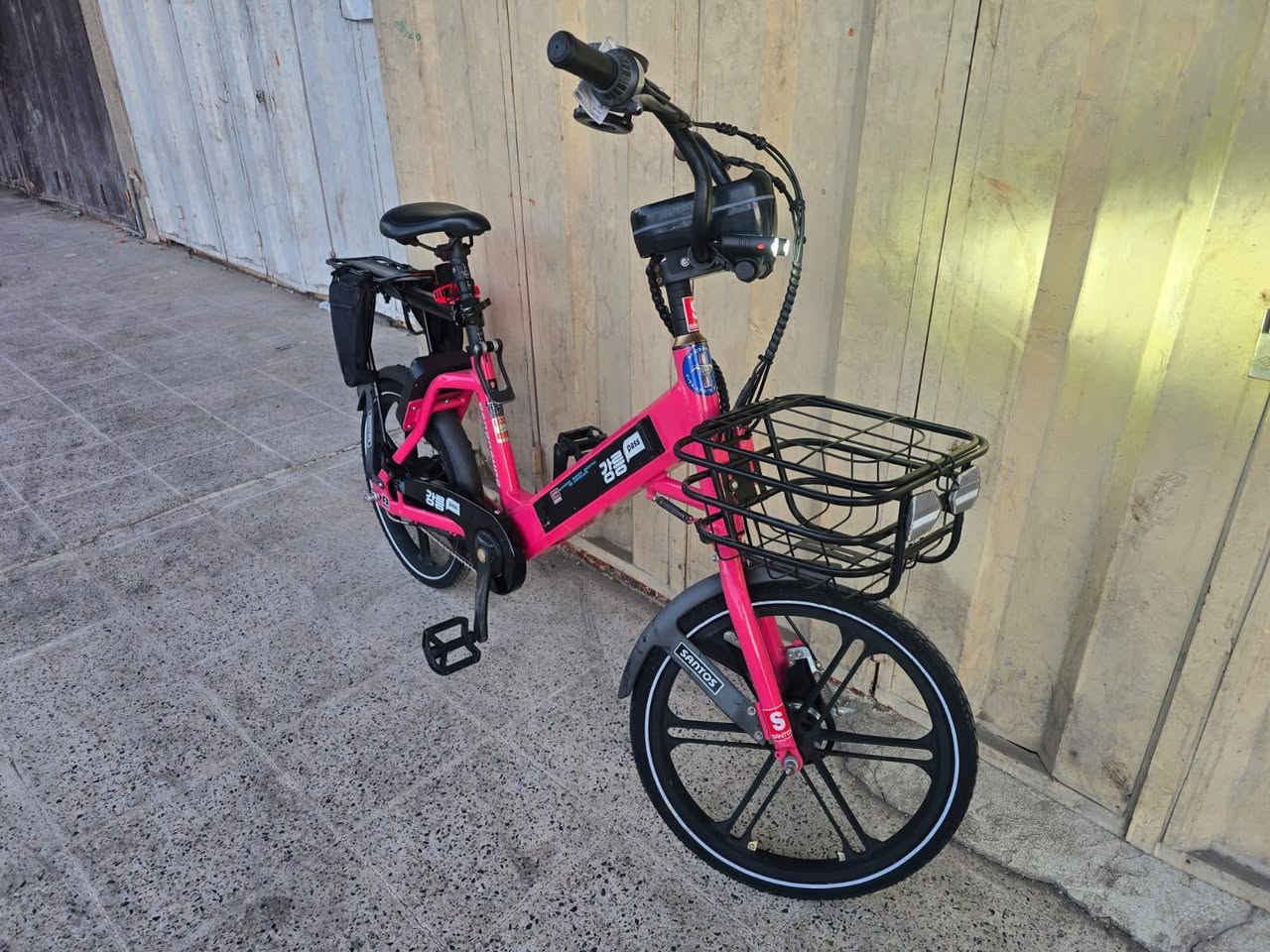 السلام عليكم دراجه شحن ياباني اصلي كلش جديد الشه المنيوم هايبرد 48فولت يقطع مسافه 6ساعات في الشحنه الواحده رقمي للتواصل ***********
