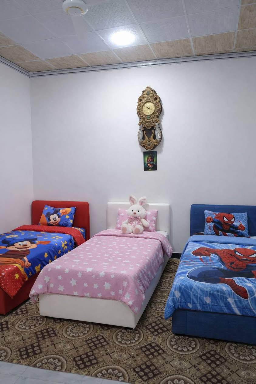 بيت لبيع باحمدان قرب جامع فاطمه مساحه البيت 200السعر 88وبي مجال لتواصل ***********
