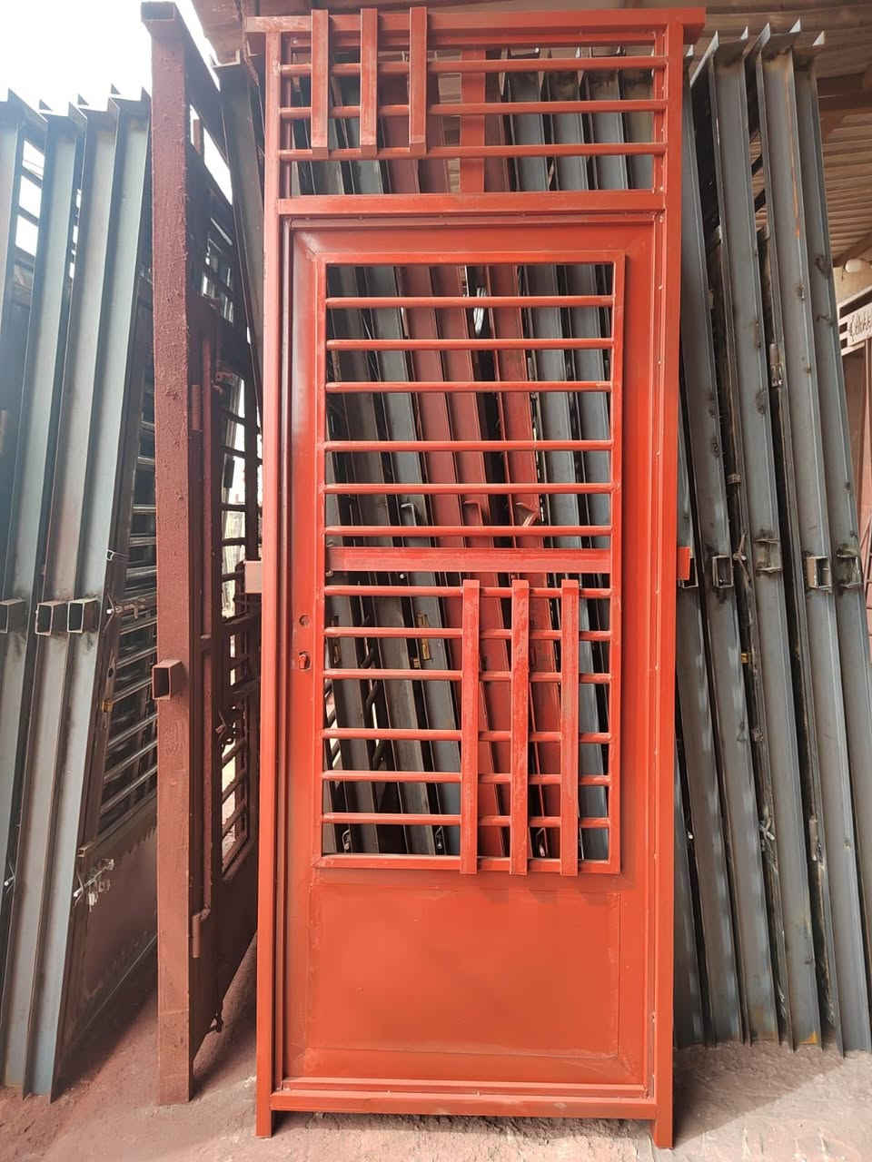 معمل حداد السلام بواب وشبابيك جملة فقط جنل ٣ مليم ونص  داخل مليم ونص شغل  درجة أوله  مكاني بغداد جملة فقط ***********
