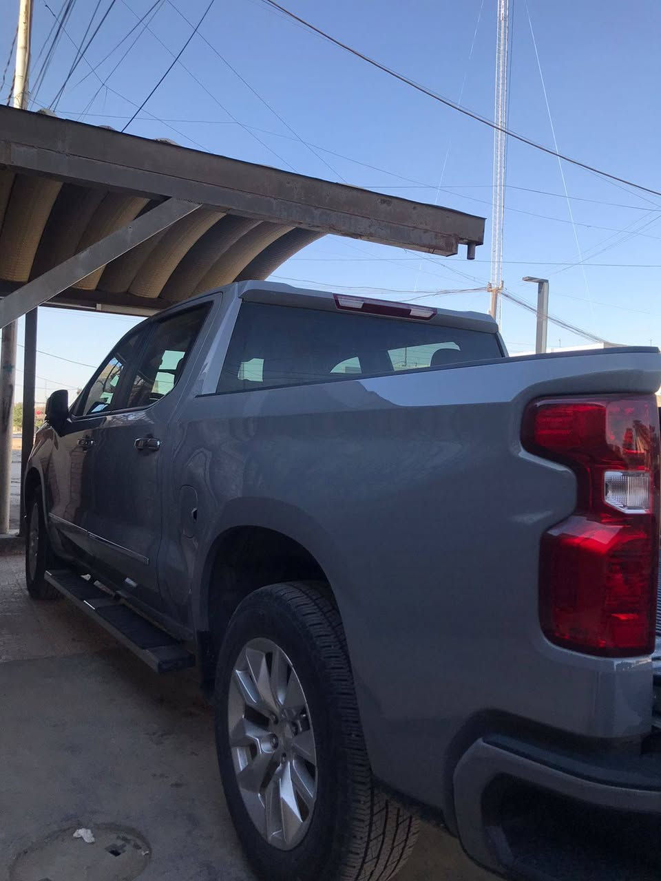 السلام عليكم
رجاء اخواني اقرا المنشور قبل لا تتصلون 
الوحش شوفرليت سلفرادو للبيع
موديل 2024
اللون سمنتي المميز 
باب طويل بدي قصير المرغوب
رقم اربيل انكليزي باسمي تحويل
حادثه جدا بسيط  بدون دواخل موجود بل صور
جاملغ امامي بارد مرجع بس بدلته وضميته الابلادي موجود
ايرباك دركه فقط ومبدله دركه ابلاديه مو تصليح وباقي ايرباكات سليمه يعني واحد فقط
سياره كفاله عامه ماعدا جاملغ امامي
مواصفات كوستم معروفه 
بصمه 
وكشن كهرباء 
جنطه كهرباء
وتشغيل عن بعد
وتحكمات تثبيت سرعه
رادار امامي
تو ويل 
محرك 2/700 
شلعهه طياره تخبل

ولباقي مواصفات معروفه
ماشيه 25 ميل
تخم تاير جديد
سياره بيهه اضافات هواي  من
الامارات
مثل
غلاف جنطه مع درج صعود
دوسات ابلاديه
شباك z71
دوشمه كشنات جلد وكاعيات جلد بلاديه من امارات
تغليف دركه
داش كام اصلي من امارات
درج صعود الى بدي
تغليف استيرن
مع هوك سحب
جك او غراض الاسبير كامل
مكانه بغداد/الكرخ
***********  بي واتساب
اتصل وبيك خير وتدلل
