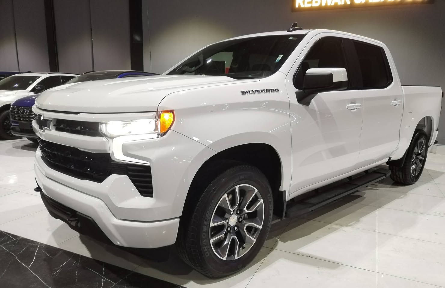 Chevrolet Silverado White
2024 LT
   4i - 2.7T - 4x4

_ موديل : 2024 ي مواصفات LT
- بصمە و شغال
_  محرك: 2700 توربو ، دبل أكسل ( 4x4 )
_ ماشيه : 61 ألف 
- شاشە كبير و کامیرا
- لایت لید
- کوشین کهربائي
- کوشینات هیتر
- سوکان هیتر
- رادار
- باب طویل بودی قصیر ( مرغوب )
- ویل 20

_ ضرر : بدون صبغ ( كلين )

- شركة : ريبوار سالار صالح
 -اربیل شارع ١٠٠م
  0750 410 9494
  0775 914 9562
