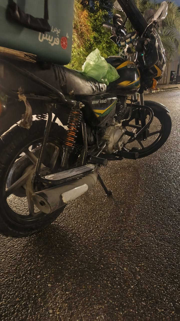 سلام عليكم بوكسر كلاسك
دراجه كل نقص ما بيها قبل ٥ اشهر نازله جديده الدراجه امانت الله شرط تروح تفحص باي مكان اذا برغي مفتوح بل مكيننه تاخذها بلاش بيها لايت زينون ٨٠ الف اشاير لد دراجه كامله مكمله سنويه بسمي قبل شهرين مرقمه رقم انكليزي 
سعرها مليونين و٢٠٠ وبيها مجال الله شاهد كلش جديده وعمره خساره التفوته مكاني بياع حي الرساله رقم ***********
