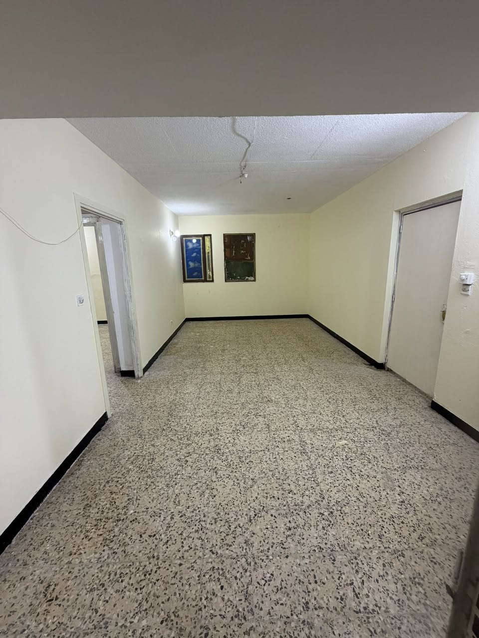 شقه للبيع طابق ارضي بالعمارات الجديدة قرب المدرسه والروضة الأطفال والأسواق  متكونه من اثنين غرف نوم واستقبال وصاله كبيره ومخزن عدد 2ومنور قياس 4'في 4ومطبخ وصحيات  وساحة خارجيه الشقه جاهزه من كلشي فارغه حاليا نظيفه جدا للاستفسار عن السعر وباقي التفاصيل  الاتصال ***********
