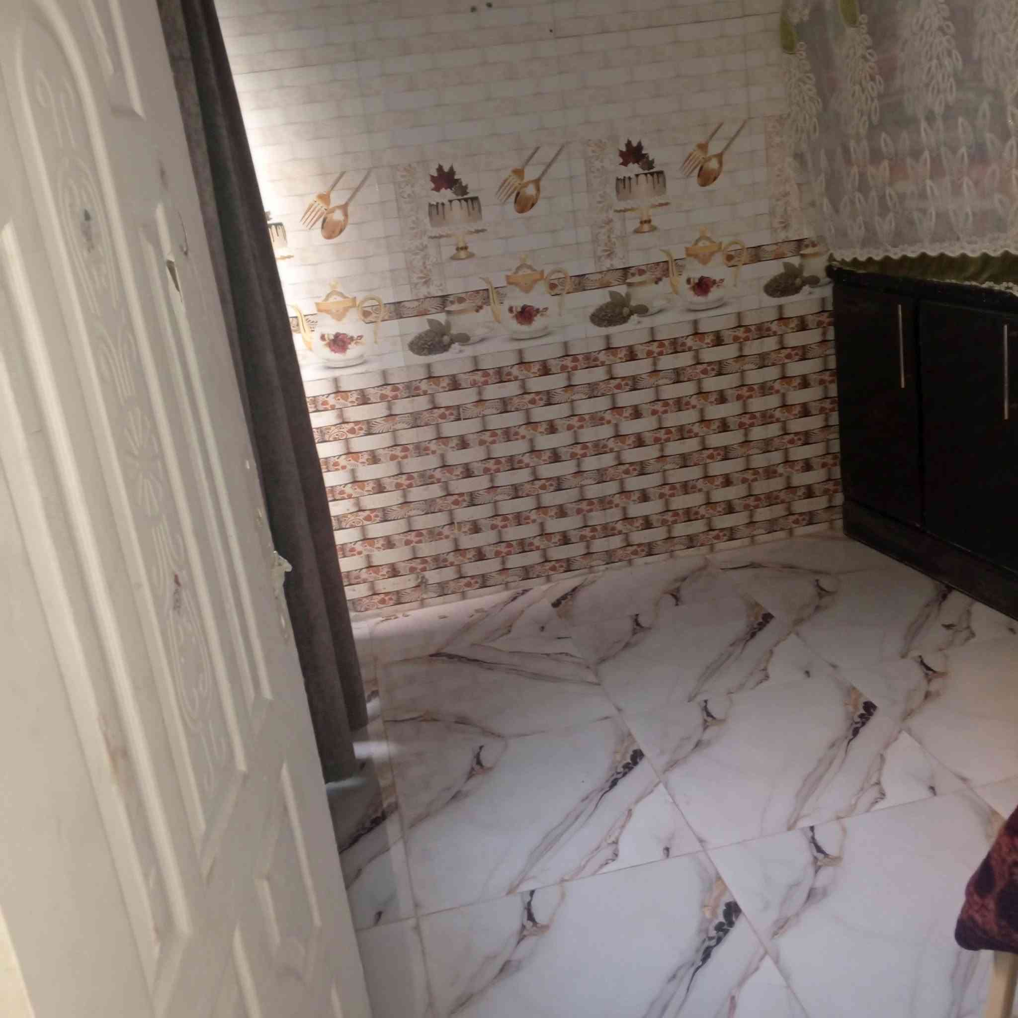 بيت للبيع مساحه 130متر غرفتين وصاله ومطبخ وصحيات داخليه وخارجيه وطرمه كبيره عنوان البيت حي صدرالثالث قرب محطه ريبار قريب ع الشارع السعر 30
***********رقم الواتساب
