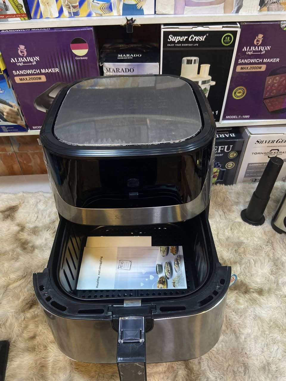 أولاً: فكرة الجهاز
القلاية الهوائية تشتغل بتقنية الهواء الساخن السريع (Hot Air) بدل الزيت، يعني:
تقلي بدون زيت أو بزيت قليل جدًا
أكل صحي أكثر (دهون أقل)
نفس الطعم المقرمش تقريبًا
⚙️ المواصفات الأساسية (حسب العلبة + المواصفات المشابهة)
السعة: 12.5 لتر (كبيرة جدًا 👌)
القوة: حوالي 2200 – 2400 واط
درجة الحرارة: من 40° إلى 200° مئوية �
sheeel.com
مؤقت: حتى 60 دقيقة �
sheeel.com
شاشة: رقمية (Touch) للتحكم
الأبعاد: تقريبًا 31 × 29 × 34 سم �
sheeel.com
🔥 أهم المميزات
8 وظائف في جهاز واحد (8 in 1):
قلي
شوي
خبز
تحميص
تسخين
إذابة التجميد
تجفيف
إبقاء الطعام دافئ
تقنية الهواء الساخن 360°
توزع الحرارة بشكل متساوي
تعطي قرمشة بدون زيت �
noon.com
برامج جاهزة
بطاطس 🍟
دجاج 🍗
سمك 🐟
كيك 🍰
بيتزا 🍕
تقليل الدهون حتى 80%
مقارنة بالقلي التقليدي �
الريان
سلة قابلة للإزالة
سهلة التنظيف (Non-stick)
👍 مميزاته العملية
مناسب لعائلة (يسوي كمية كبيرة مرة وحدة)
سريع في الطبخ (ما يحتاج تسخين طويل)
صحي أكثر من القلي العادي
سهل الاستخدام (شاشة لمس)


**إذا كنت صاحب هذا الإعلان وتريد حذفه لأي سبب، رجاءا أرسل رسالة إلى الدعم الفني**