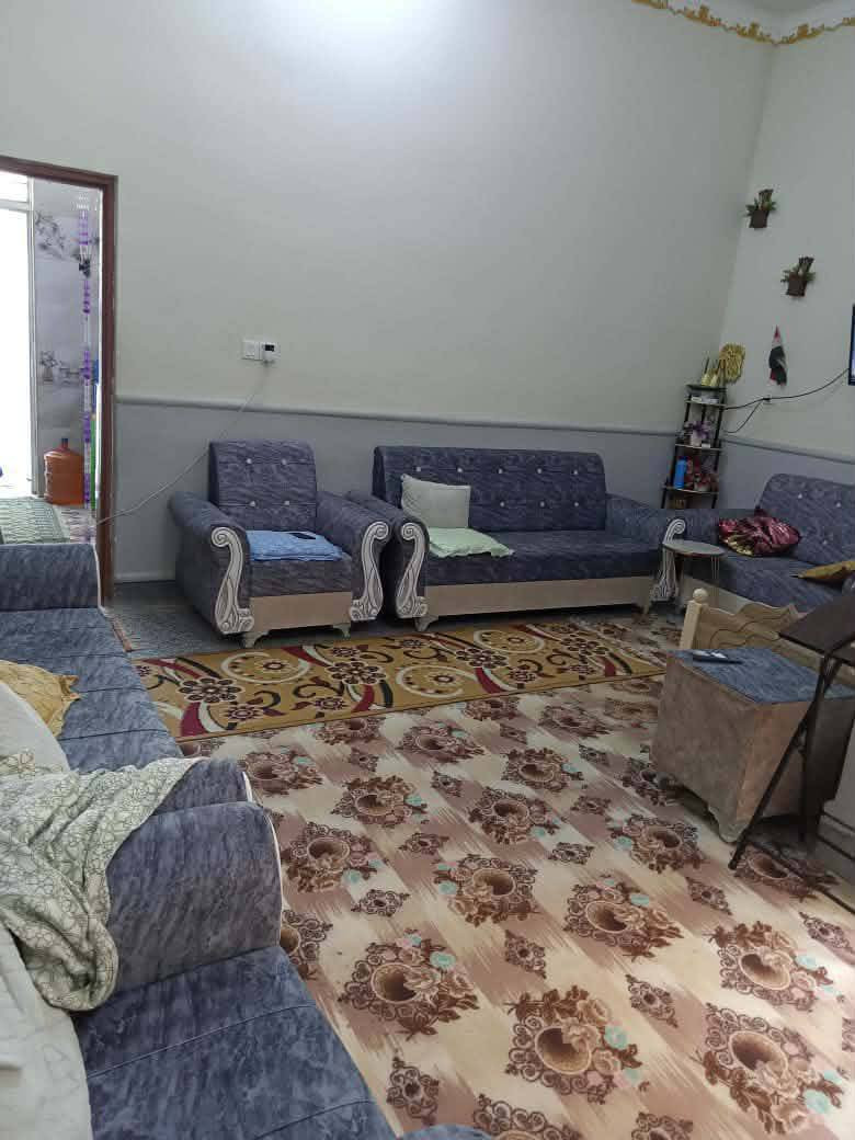 بيت في حي الجوادين شارع الإمام جعفر الصادق مقابل مجمع امل الجنوب 
المساحه ١٠٠ 
ماء .مجاري.تبليط.كهرباء 
غرفه 
صاله 
ومطبخ 
ديوانية 
صحيات 
***********
