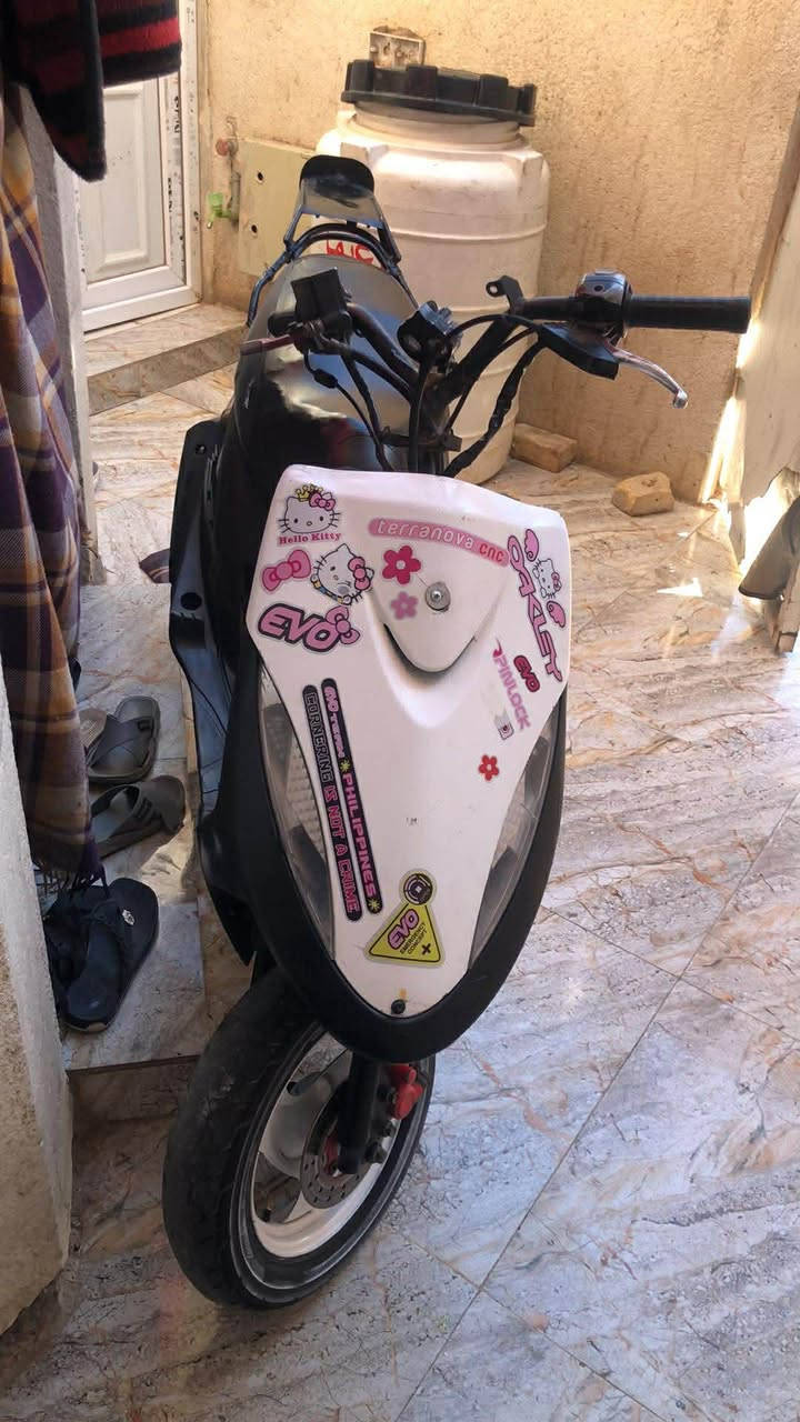 دراجه ماكس مفتوحه 49 بلاديه ساله 4ايام بعدها عل سحك اول اول مره جفتتها مال لعب شلعه ومعدل كهربائياتها كلها شغاله سلف هندر  مراوس مراوس فقط .بماكسً منغولي او عدله غير لون . ***********
