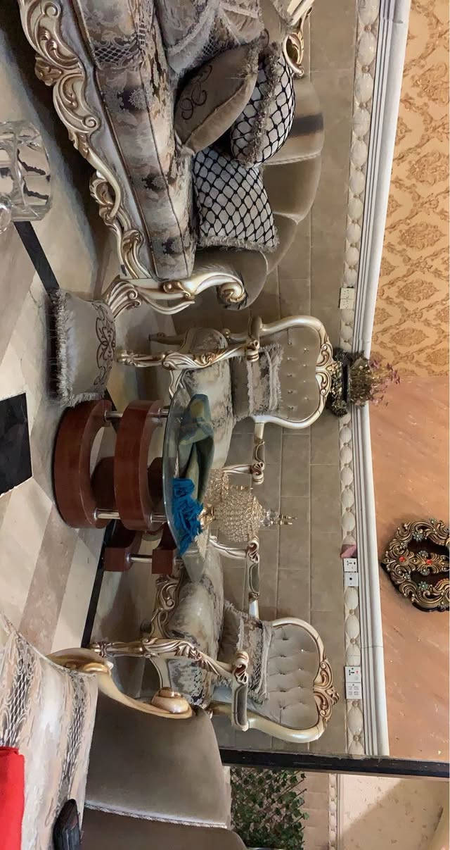 سلام عليكم تخم تركي ثقيل نظيف جدا استعمال قليل 4 كراسي 2 قطع كبار  الله شاهد مأخذي قبل فتره ب35 ورقة وهسه اريد أبيعه قفل 800 مكان المنصور 
رقم هاتف *********** فقط وتساب ماسنجر ماعندي
