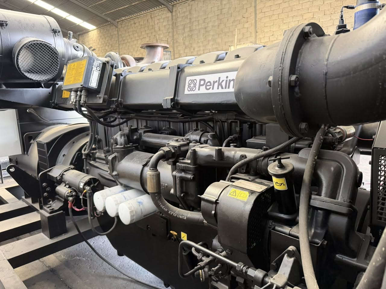 🇬🇧مولدة Perkins 4008 - 30TAG2
قدرة 1000 KVA (يعادل 1 ميگا) 💪

8 سلندر دبل سوبر چارج 

✅ نظافة “وكالة” –  موديل 2024

✅ ساعات تشغيل - 1800 ساعة

✅ جاهزة عالحمل مباشرة بدون أي صرف إضافي
✅ أداء عالي يتحمل أقوى الأحمال

مناسبة لـ:
🏭 المعامل والمصانع
🏢 المشاريع الاستثمارية
🏘 المجمعات السكنية
🏗 شركات المقاولات
🏪 المشاريع التجارية الكبيرة

📌 هذا مو مجرد مولد… هذا استثمار يضمن استمرارية شغلك 24/7 بدون انقطاع

📞 والاستفسار راسلنا خاص أو اتصال مباشر

***********
—————————————•—————•————•———————•

🇬🇧 مۆلیدەی Perkins 4008 - 30TAG2
توانای 1000 KVA (هاوشێوەی 1 میگا) 💪

8 سیلندەر - دابل سوپەر چارج

✅ دۆخی زۆر پاک (وەک نوێ) – مۆدێل 2024
✅ کاتژمێری کارکردن: 1800 کاتژمێر
✅ ئامادەیە بۆ کارکردن بە شێوەیەکی ڕاستەوخۆ، بێ هیچ خەرجی زیاتر
✅ کارایی بەرز، دەتوانێت بەرگەی بارە قورسەکان بگرێت

گونجاوە بۆ:
🏭 کارگە و فاکتۆریەکان
🏢 پڕۆژە و وەبەرهێنانەکان
🏘 کۆمەڵگا نیشتەجێبوونەکان
🏗 کۆمپانیاکانی بیناسازی و پیمانکاران
🏪 پڕۆژە گەورە بازرگانیەکان

📌 ئەمە تەنها مۆلیدە نییە… ئەمە وەبەرهێنانێکە کە دڵنیایی بەردەوامی کارەکەت دەدات 24/7 بەبێ وەستان

📞 بۆ زانیاری زیاتر، تکایە پەیوەندی تایبەت بکە یان بە تەلەفۆن پەیوەندی بکە

***********

#مولدات #مولدات_كهرباء #بيركنز #Perkins #مولد_بيركنز #1000kva #1ميگا #مولد_ديزل #كهرباء #طاقة #طاقة_مستمرة #مولد_صناعي #معدات_ثقيلة #مشاريع #استثمار #مصانع #معامل #مقاولات #مجمعات_سكنية #بناء #تجهيز_مشاريع #Business #DieselGenerator #PowerGenerator #HeavyEquipment #Erbil #Iraq
