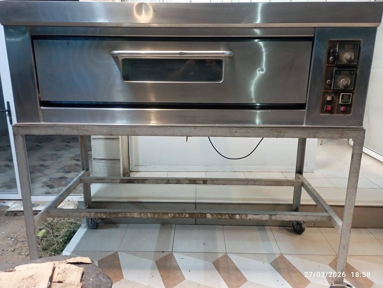 فرن للبيع حجم كبير نضيف مع الميز مالته سعره 500 وبي مجال بسيط مكاني حي النفط ***********
