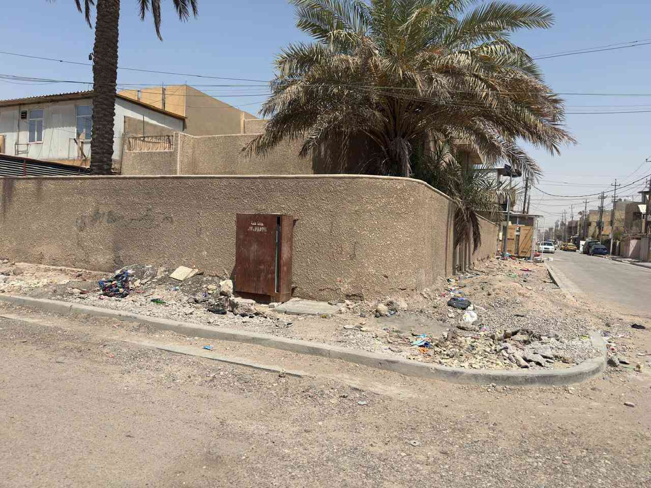 سلام عليكم بيت للبيع  في حي الاعلام ركن على شارعين ١٢ م المساحة ٣٣٦ متر مربع الواجهة ١٤ و النزال ٢٤ 
المطلوب بيع البيت بالكامل 
رقم الهاتف ***********
السعر مميز  على الخاص
