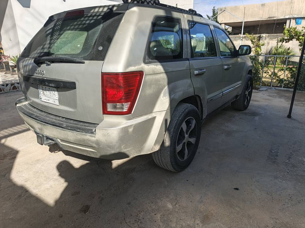 السلام عليكم للبيع جيب لاريدو موديل ٢٠٠٩ رقم بغداد شرط التحويل محرك وكير جدد صبغ جاملغ خلفي  تبريد تدفئه   سياره جاهزه السعر ٧٧ مكان السياره صلاح الدين العلم  للستفسار ***********/////*********** آفاق, القادسية
