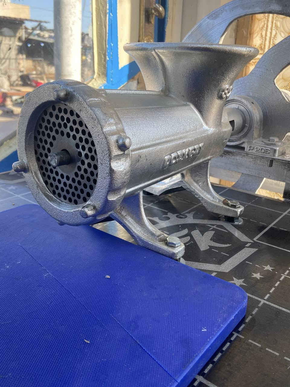 السلام عليكم حبايب مكينة ثرم لحم للبيع جديدة ما مستخدمة تثرم حتى لحم جامد بيهة راسطة تخلي بيها ماطور بانزين هم يعني تصير كهرباء وبانزين سوى سعرهة ٣٧٥ وبسعة مجال مكاني بغداد الإسكان متواجد إنترنت ورقم ***********
