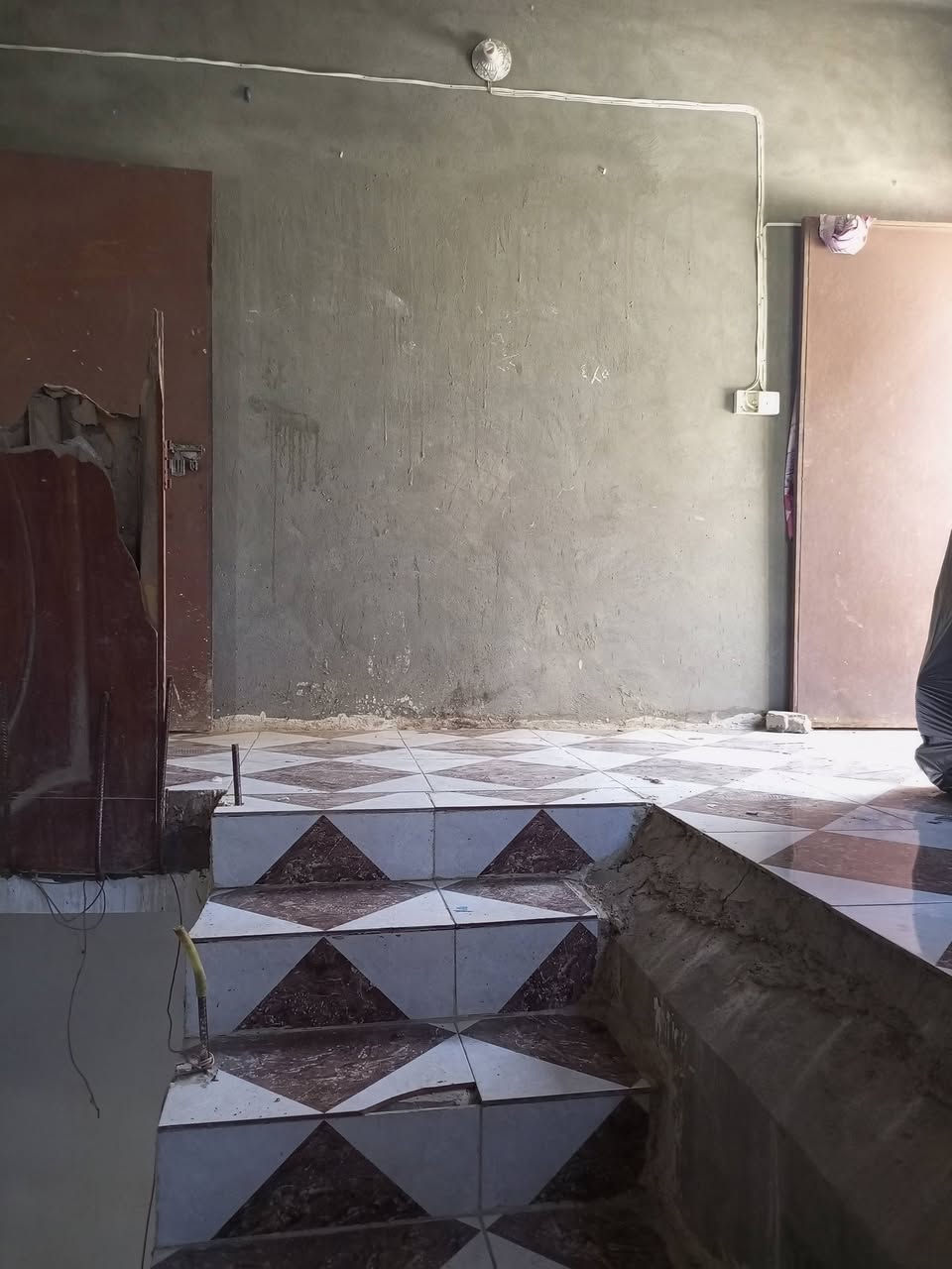 سلام عليكم بيت 100مكون من غرفتين وحده طابق ثاني مع بيتونه الطابق الارضي غرفه نوم واستقبال ومطبخ وحمام وهول داخلي وصحيات خارجيه سيراميك للايجار 250 العنوان شارع ابو الفضل الاتصال ***********
