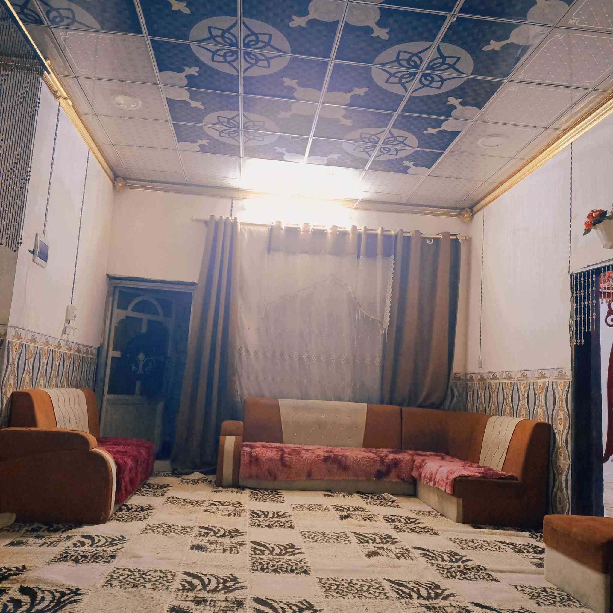 السلام عليكم بيت للبيع المساحه 400 بناء 200 وباقي 200 حي جسوم اخر شارع رابع بيت  كل خدمات واصله مجاري مقرنص سبيس  ماي السعر 47      ***********
