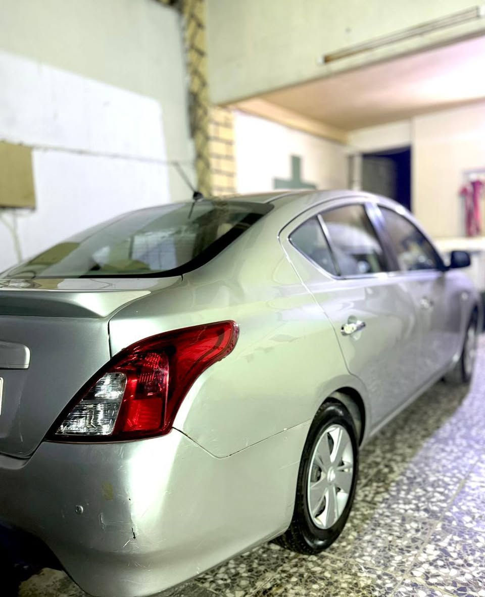 السلام عليكم
نيسان سني هندي بليتة زركة لون سلفر موديل 2020 
السيارة خير من الله تايرات جدد باتري جديد ماشية 123 بيها شغلات بسيطة بالكشر السونار مرفق بالمنشور السيارة باسمي تحويل ثاني يوم 
هزة و رقم جديد سنوية لسنة 2030
 المكان بغداد حي الرئاسة
 ***********
السعر المطلوب 110 وبيها مجال حك الجية
