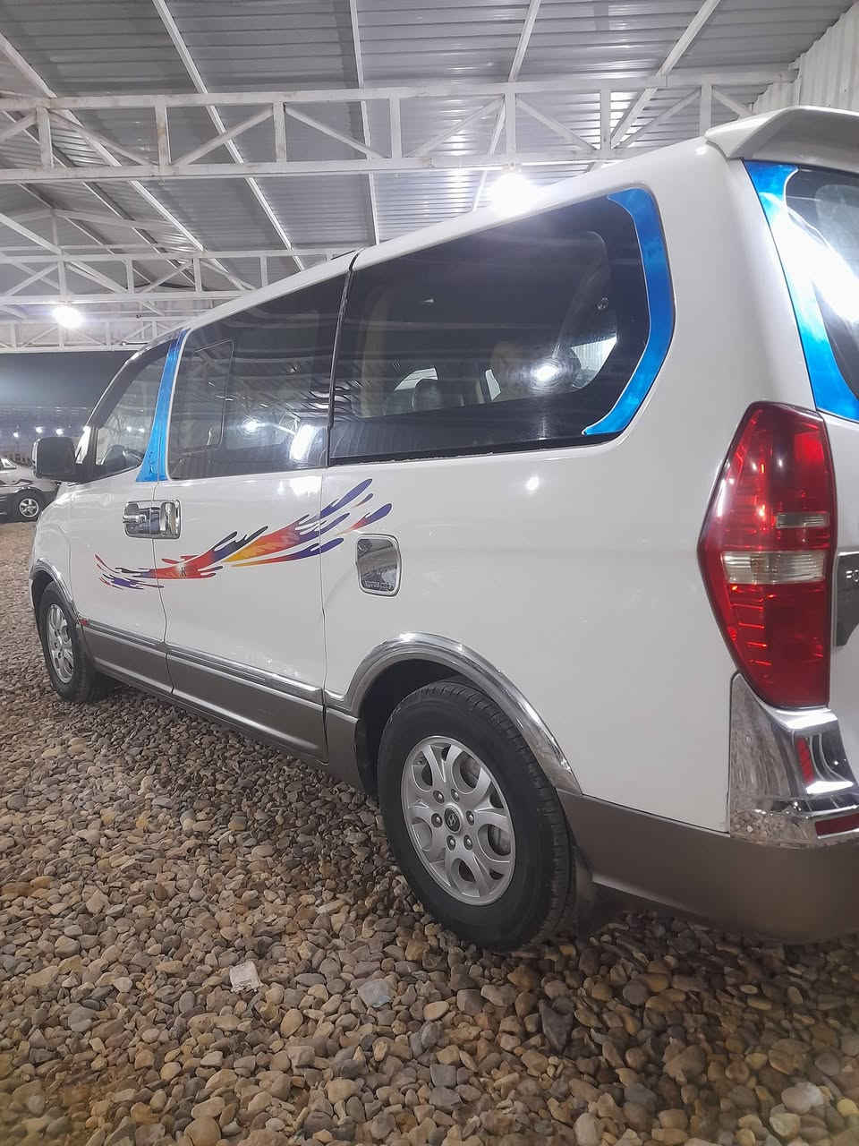 السلام عليكم للبيع استاركس موديل ٢٠١١ فول مواصفات رقم واسط دولي مشروع وطني السياره جديده وجاهزه من كلشي مكينه كير صدر تخم تاير دوشمه تبريد كله جديد مال جناي سياره جديده معنه الكلمه السعر ١٣٥ وبيه مجال للشراي الستفسار ***********
