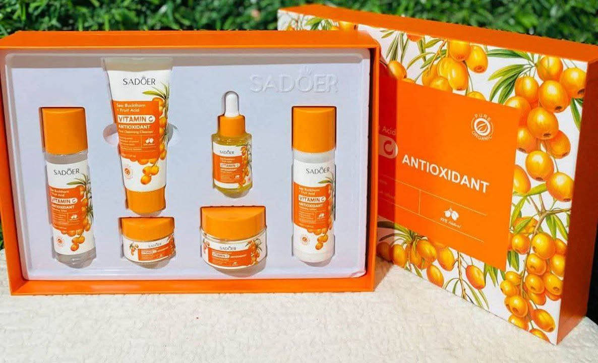 🍊 مجموعةBuckthorn Vitamin C، وهي مجموعة متكاملة للعناية بالبشرة تتكون من 6 قطع مصممة لتفتيح البشرة وترطيبها بعمق بفضل تركيبتها الغنية بفيتامين C ومستخلص نبق البحر. 

✅محتويات المجموعة:-
تتضمن المجموعة روتيناً شاملاً يشمل المنتجات التالية: 
✔️منظف (Cleanser): غسول رغوي لطيف لإزالة الشوائب والزيوت وتهيئ البشرة.
✔️تونر (Toner): يعمل على موازنة درجة حموضة البشرة ويوفر ترطيباً أولياً.
✔️سيروم (Serum): مركز غني بمضادات الأكسدة لمحاربة التصبغات وتفتيح لون البشرة.
✔️كريم للوجه (Face Cream): كريم حريري الملمس يمنح ترطيباً طويل الأمد ويحافظ على نعومة الجلد.
✔️كريم للعين (Eye Cream): مصمم خصيصاً للمنطقة الحساسة لتقليل الخطوط الدقيقة والهالات السوداء.
✔️لوشن لتغذية إضافية وتعزيز مرونة البشرة. 

✅المكونات والفوائد الرئيسية:-
🍊فيتامين C ونبق البحر (Sea Buckthorn): يعملان معاً كمضادات أكسدة قوية لتفتيح البشرة، ومنحها إشراقة، وحمايتها من العوامل الخارجية.
🍊النياسيناميد وحمض الهيالورونيك: يساعدان في توحيد لون البشرة، تنظيف المسام، وترطيبها بعمق.
النتائج المتوقعة: تساعد المجموعة في معالجة الحبوب، التصبغات، وتحسين مظهر الخطوط الدقيقة، مما يجعلها مناسبة لجميع أنواع البشرة.
#الاصلي

🚘يوجد خدمة توصيل لجميع محافظات العراق ٤ 🚘 بغداد, العراق


**إذا كنت صاحب هذا الإعلان وتريد حذفه لأي سبب، رجاءا أرسل رسالة إلى الدعم الفني**