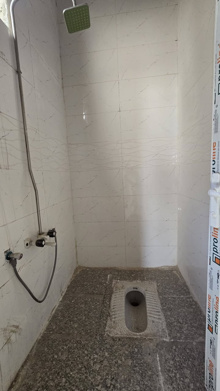 ♛ياﷲ دار للبيع مساحه ١٠٠م  بيت فارغ
♛اساس تجعيب لبناء بلوك السقف عكاده  بدون درج ولاتشاريف 
♛ سعر الدار 22 مليون  بيت جديد
♛غرفه صاله  استقبال  مطبخ صحيات طارمه
♛العنوان الكوفه البراكية  شارع المطار القديم مقابل مدرسة القصوى الاهليه ***********
