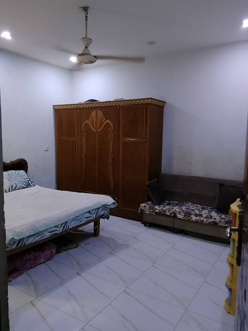 بيت للبيع بالبوعيثة
مجمع السلام
طابو زراعي سند 25
100متر مربع 10×10
يتكون من استقبال ومطبخ وهول داخلي وغرفة نوم وصحيات
والطابق الثاني غرفتين نوم وبيتونة وصحيات 
للتواصل عالرقم ***********
